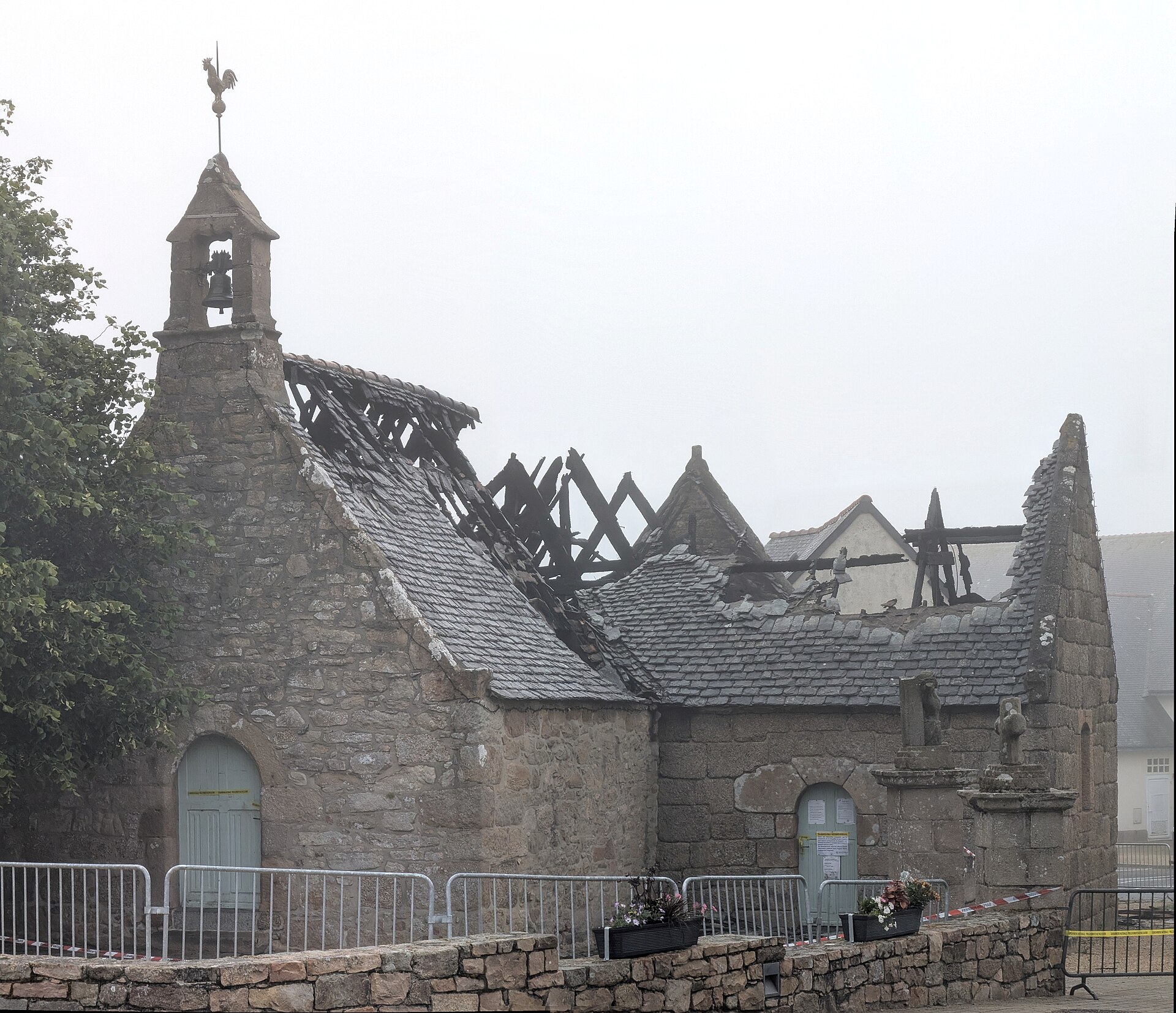 Photo après : la chapelle au lendemain du 12 juin 2026, charpente effondrée et toiture détruite.
